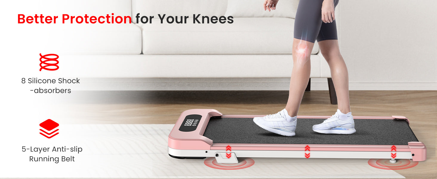 Person, der bruger en hjemmetræningsmaskine med tekst om knæbeskyttelse og produktets funktioner.