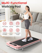 Kvinde bruger en lyserød multifunktionel gangmåtte i en stue.