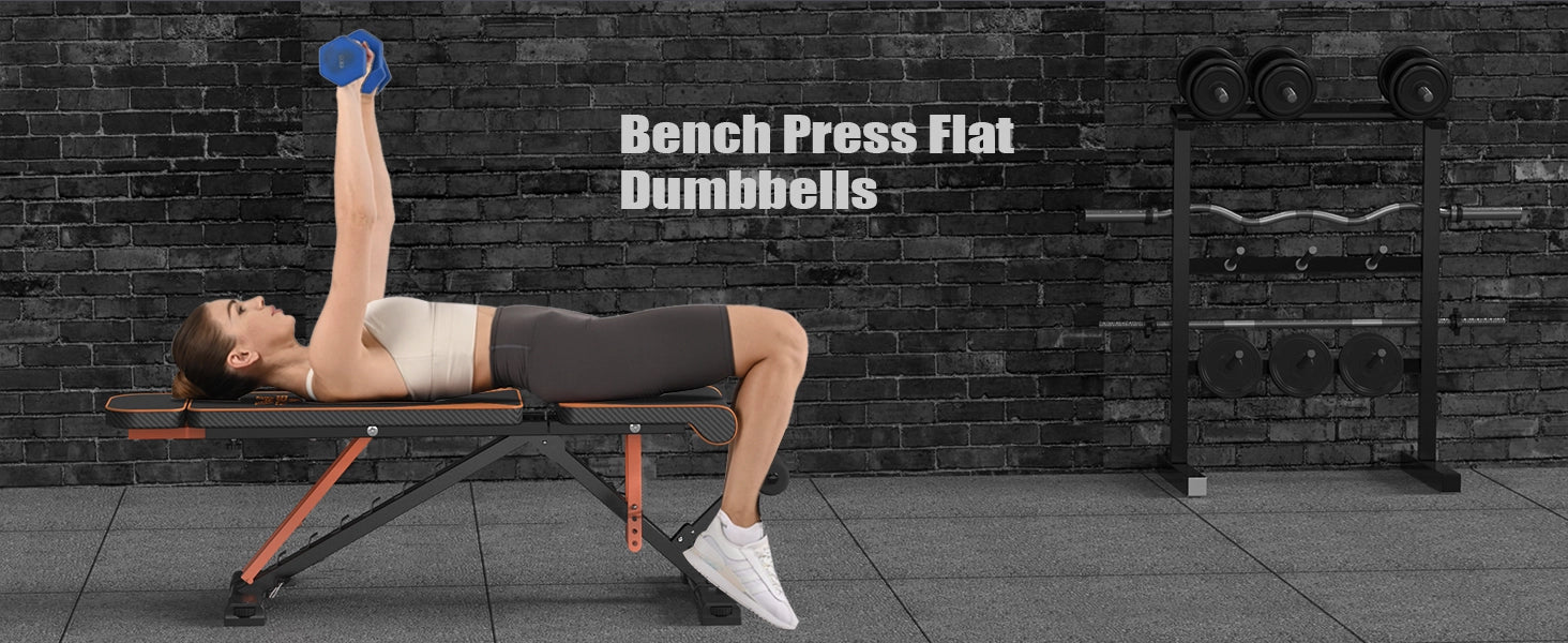 Person, der udfører bænkpres med håndvægte i et fitnesscenter