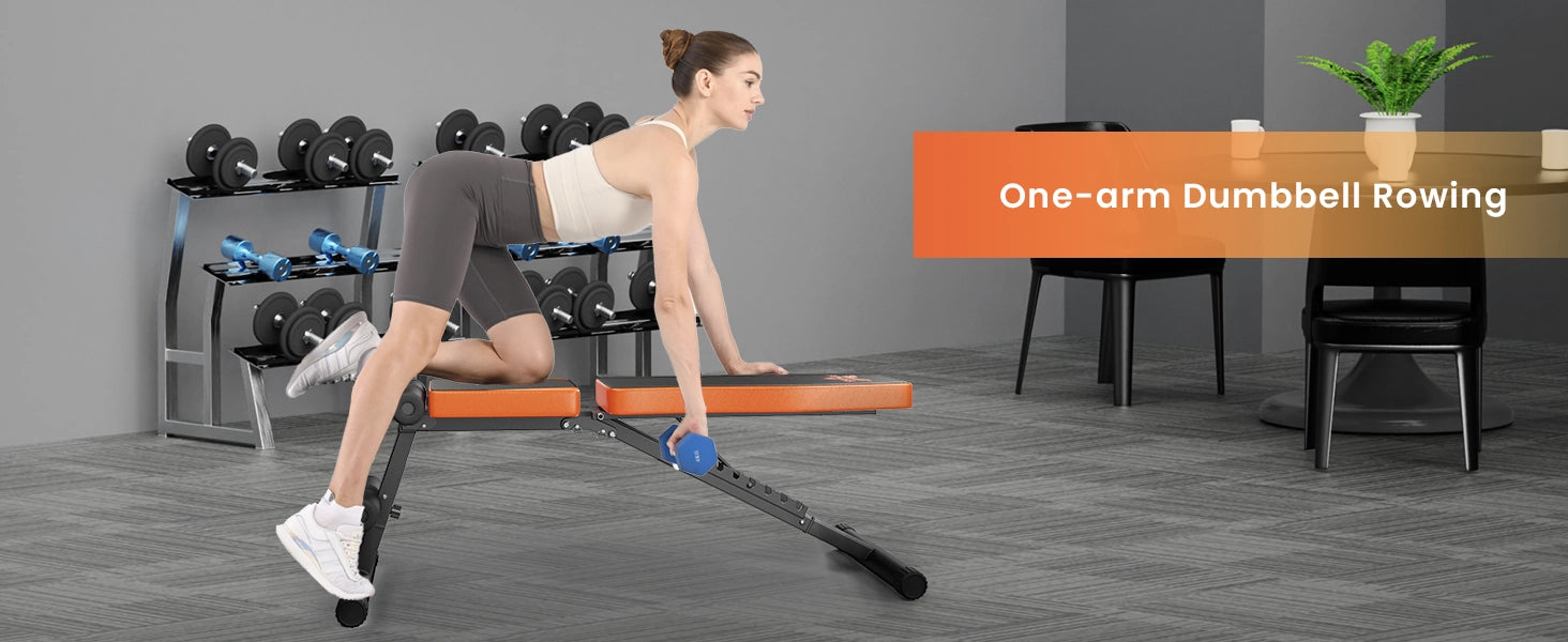 Kvinde udfører roøvelse med én arm og håndvægte i et hjemmekontor med fitnessudstyr.