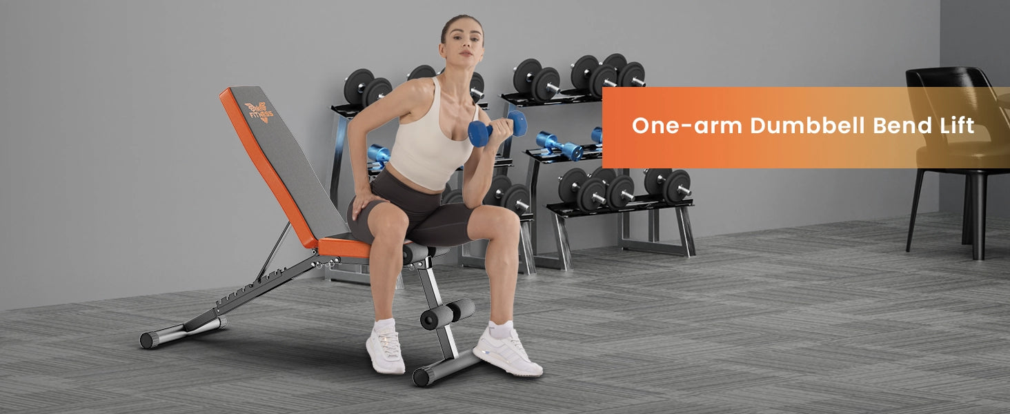 Person udfører et enarmet håndvægtsløft på en vægtbænk.