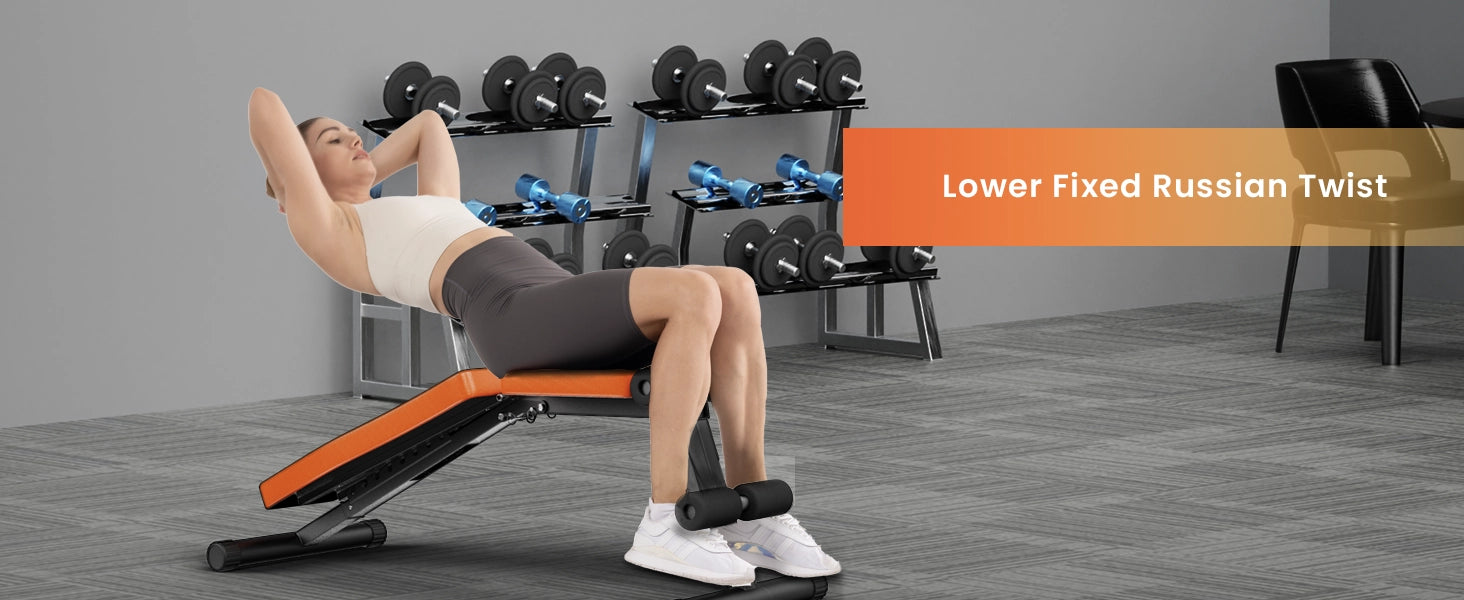Person, der udfører en Lower Fixed Russian Twist-øvelse på en vægtbænk.