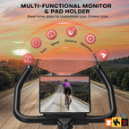 Cykelstyr med skærm, der viser en cyklist på en vej mod en solnedgang i baggrunden.